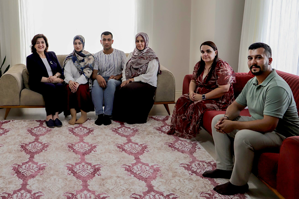 Süreyya Yavuz’dan Adana’da şehit ailelerine ziyaret Süreyya Yavuz’dan Adana’da şehit ailelerine ziyaret