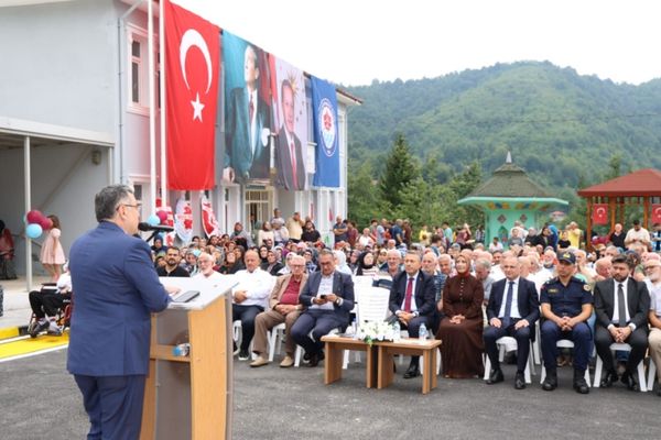 Sürmene’de Kahraman Mahallesi Millet Bahçesi hizmete açıldı Sürmene’de Kahraman Mahallesi Millet Bahçesi hizmete açıldı