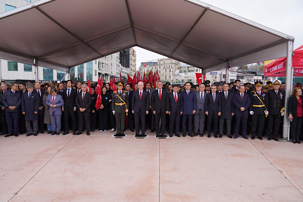 Taksim’de Cumhuriyet Bayramı için çelenk töreni düzenlendi Taksim’de Cumhuriyet Bayramı için çelenk töreni düzenlendi