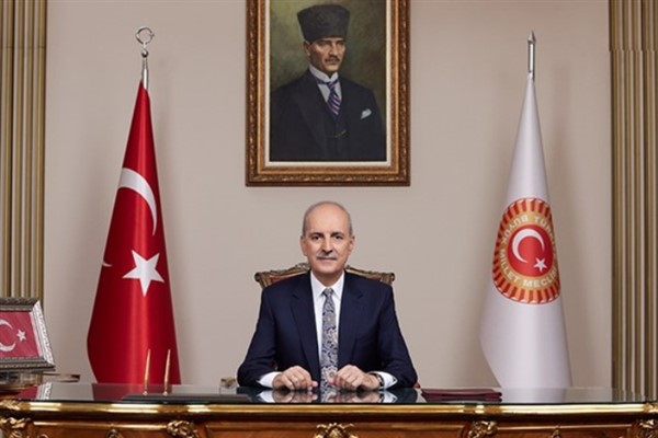 TBMM Başkanı Kurtulmuş, Atatürk Anıtı'na çelenk bıraktı TBMM Başkanı Kurtulmuş, Atatürk Anıtı'na çelenk bıraktı