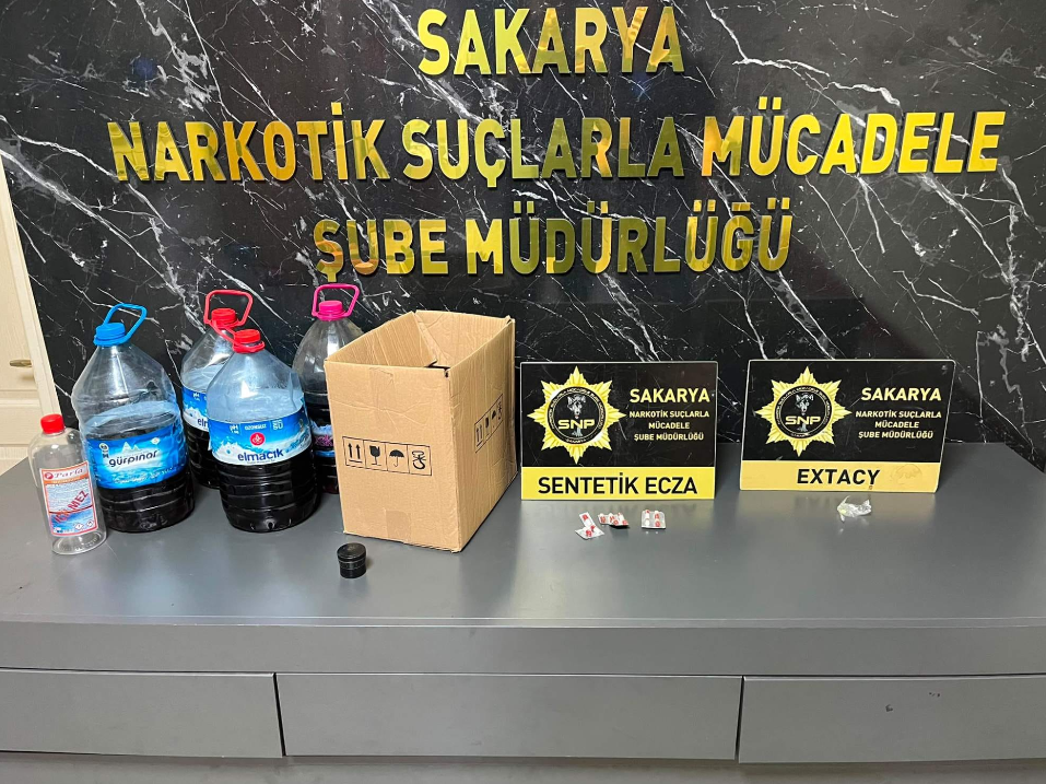 Tehdit amaçlı paylaşımlar yapan kişiye operasyon: 11 litre kaçak alkol ele geçirildi Tehdit amaçlı paylaşımlar yapan kişiye operasyon: 11 litre kaçak alkol ele geçirildi