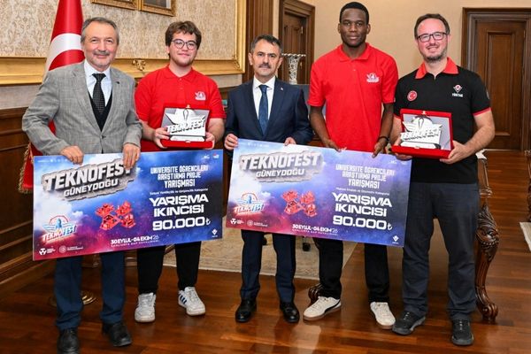 TEKNOFEST’te dereceye giren Kocaeli Üniversitesi takımları Vali Aktaş’ı ziyaret etti TEKNOFEST’te dereceye giren Kocaeli Üniversitesi takımları Vali Aktaş’ı ziyaret etti