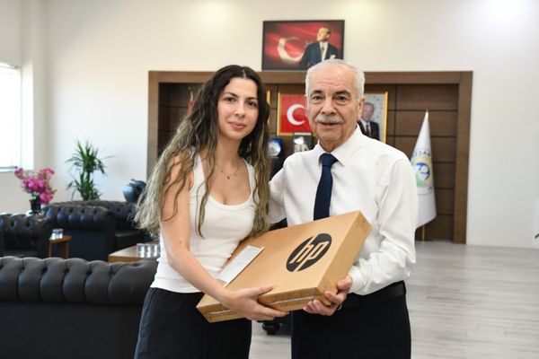 Tıp fakültesi öğrencisi Nida Nur Demirpek’e eğitim desteği Tıp fakültesi öğrencisi Nida Nur Demirpek’e eğitim desteği