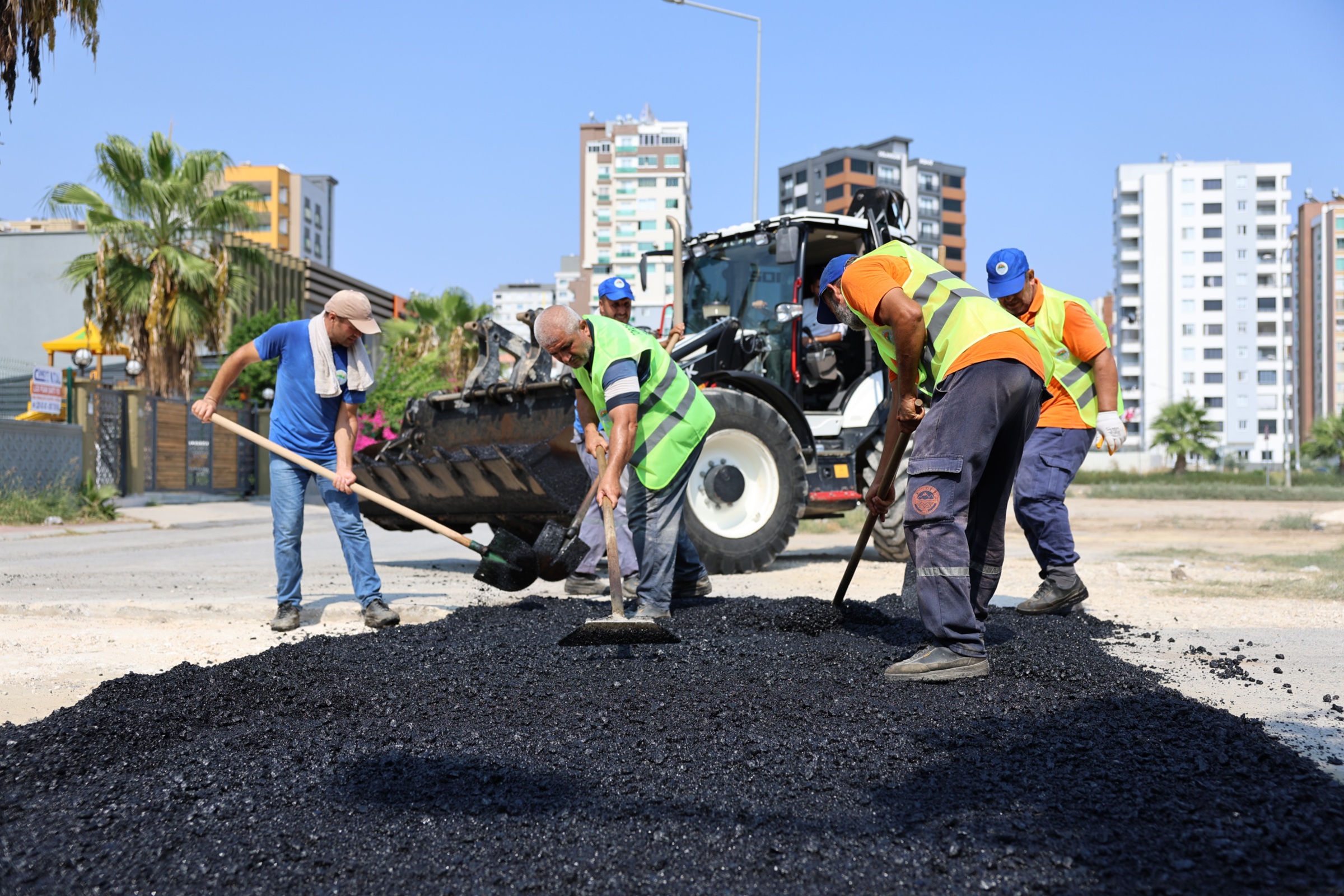 Toroslar’da mahalle yollarında üst yapı çalışmaları sürüyor Toroslar’da mahalle yollarında üst yapı çalışmaları sürüyor