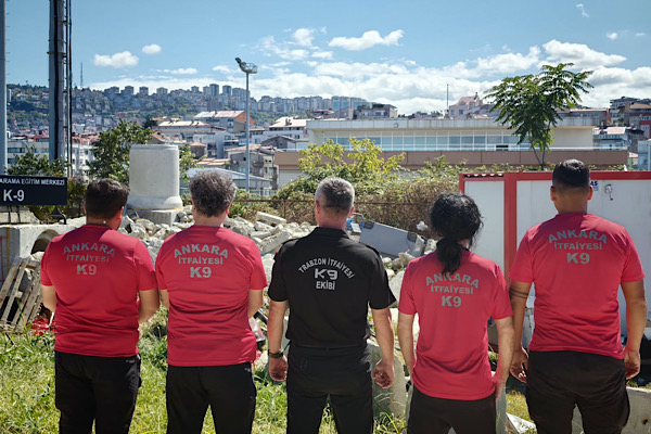 Trabzon’da arama kurtarma ekiplerine K-9 eğitimi Trabzon’da arama kurtarma ekiplerine K-9 eğitimi