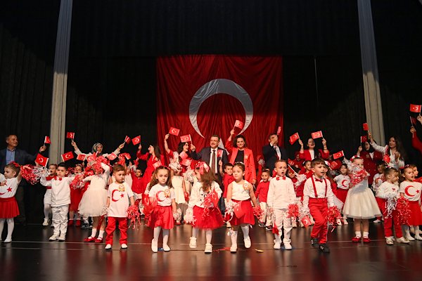 Trabzon’da minikler Cumhuriyet Balosu’nda buluştu Trabzon’da minikler Cumhuriyet Balosu’nda buluştu