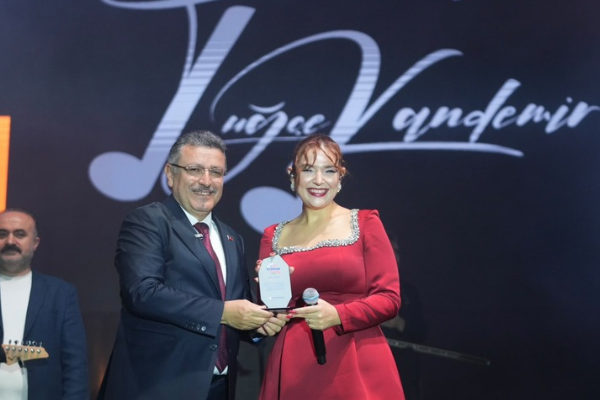 Tuğçe Kandemir Trabzon Gastronomi Festivali’nde sahne aldı Tuğçe Kandemir Trabzon Gastronomi Festivali’nde sahne aldı