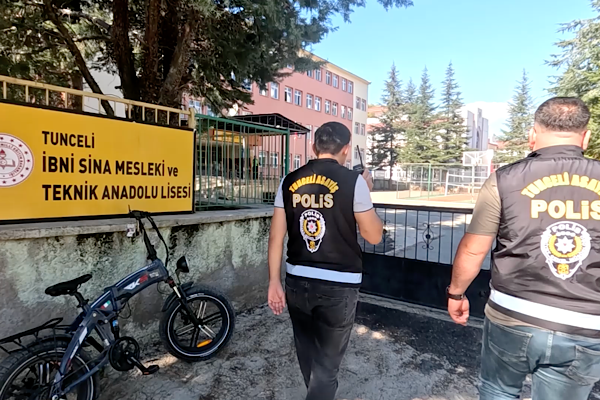 Tunceli’de okul ve yurt çevrelerinde 4 bin 242 kişi sorgulandı Tunceli’de okul ve yurt çevrelerinde 4 bin 242 kişi sorgulandı