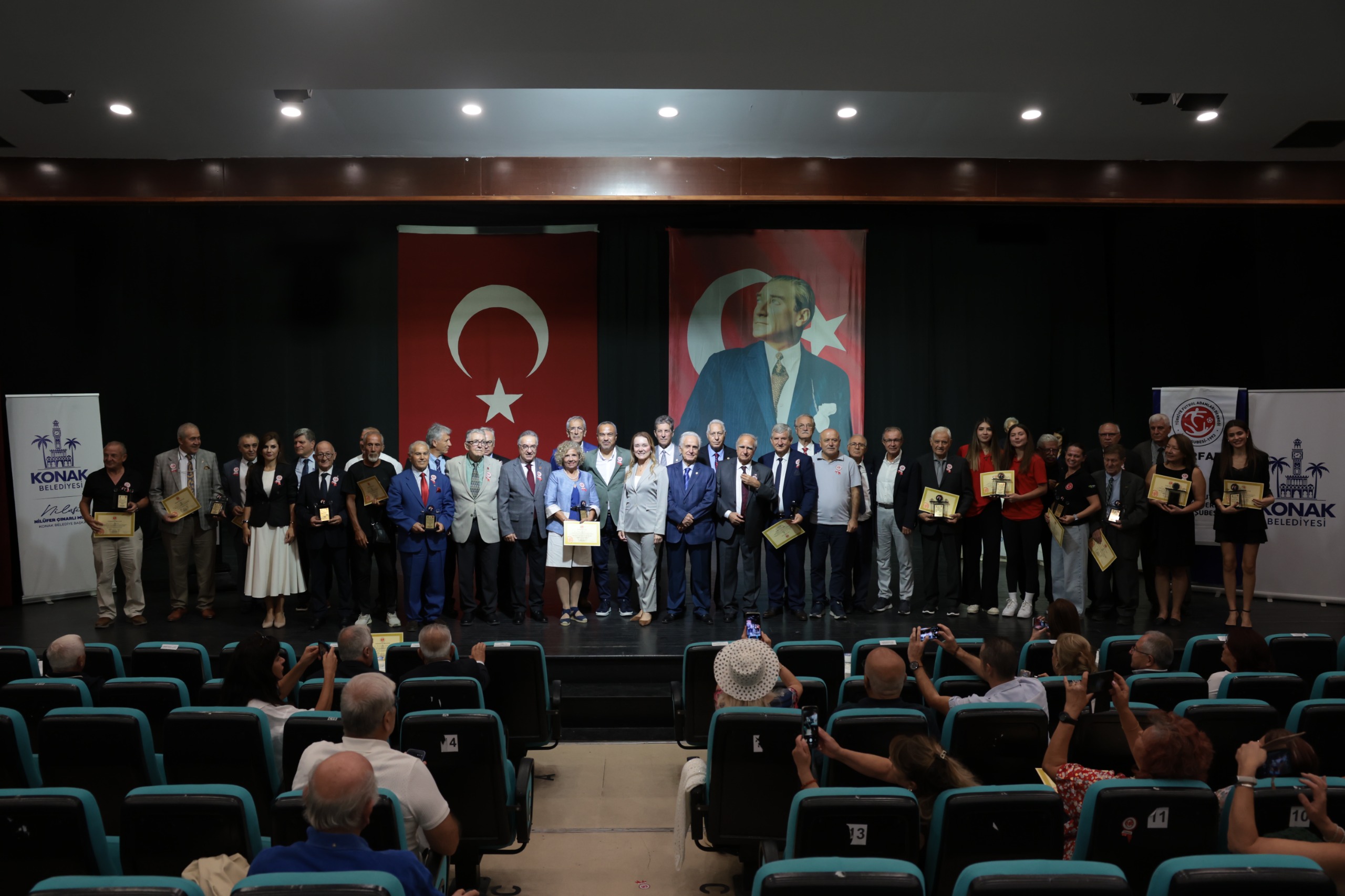 TÜRFAD İzmir Şubesinin 27. ödül töreni Konak'ta düzenlendi TÜRFAD İzmir Şubesinin 27. ödül töreni Konak'ta düzenlendi