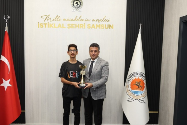 Türkiye Drone Şampiyonu Kerem Yiğit, Başkan Doğan’ı ziyaret etti Türkiye Drone Şampiyonu Kerem Yiğit, Başkan Doğan’ı ziyaret etti