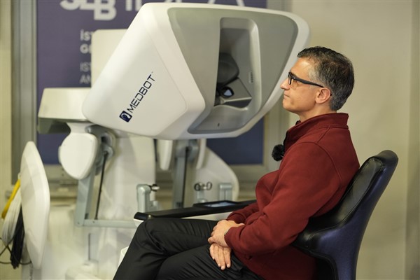 Türkiye’de bir ilk: 1400 kilometre uzaktan robotik cerrahiyle ameliyat gerçekleştirildi Türkiye’de bir ilk: 1400 kilometre uzaktan robotik cerrahiyle ameliyat gerçekleştirildi
