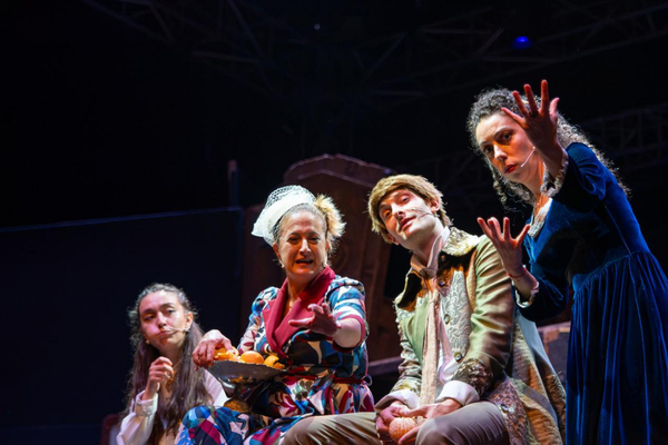 Uluslararası Bursa Festivali'nde 'Cimri' tiyatro eseri sanatseverlerle buluştu Uluslararası Bursa Festivali'nde 'Cimri' tiyatro eseri sanatseverlerle buluştu
