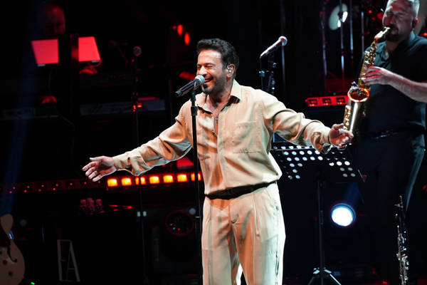 Uluslararası Bursa Festivali'nde Emre Altuğ konseri düzenlendi Uluslararası Bursa Festivali'nde Emre Altuğ konseri düzenlendi