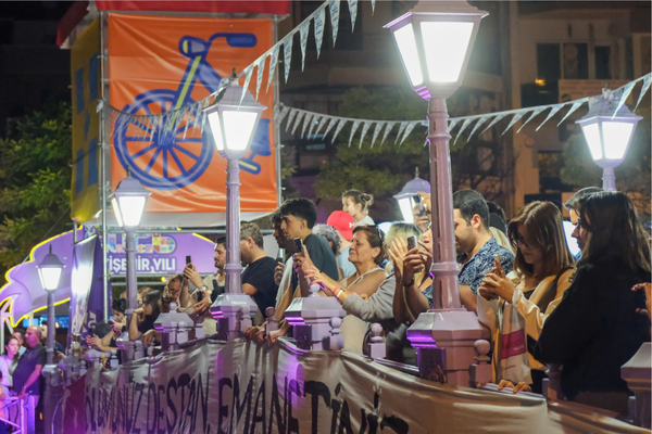 Uluslararası Eskişehir Porsuk Festivali'nde gondol üzerinde konser Uluslararası Eskişehir Porsuk Festivali'nde gondol üzerinde konser