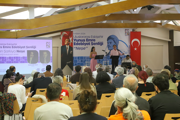 Uluslararası Eskişehir Yunus Emre Edebiyat Şenliği üçüncü gününde devam etti Uluslararası Eskişehir Yunus Emre Edebiyat Şenliği üçüncü gününde devam etti