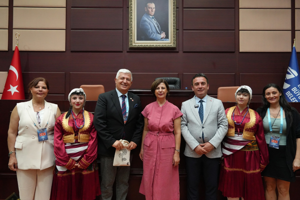 Uluslararası halk dansları ekiplerinden Başkan Ünlüce’ye ziyaret Uluslararası halk dansları ekiplerinden Başkan Ünlüce’ye ziyaret