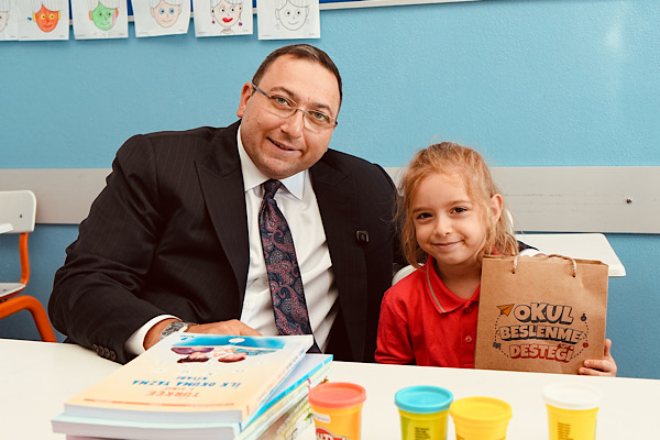 Üsküdar’da yeni eğitim yılı öğrencilere beslenme çantası desteğiyle başladı Üsküdar’da yeni eğitim yılı öğrencilere beslenme çantası desteğiyle başladı