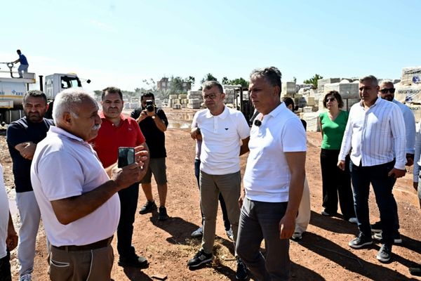 Uysal, Doğuyaka’daki yangın bölgesini inceledi Uysal, Doğuyaka’daki yangın bölgesini inceledi