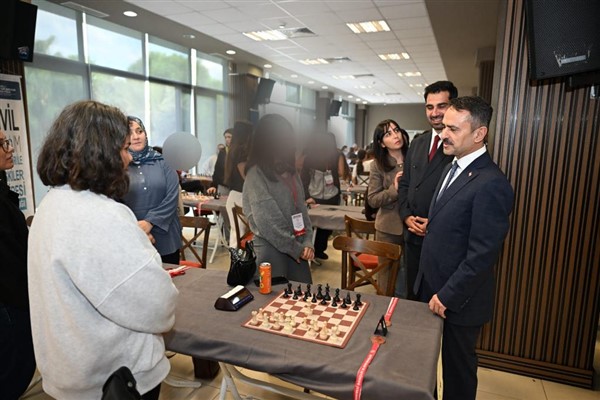 Vali Aktaş, Bizim Çocuklar Satranç Turnuvası’nın kapanış müsabakalarını izledi