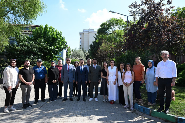 Vali Aktaş, Çayırova Çocuk Evleri Sitesi'ndeki yenileme çalışmalarını inceledi Vali Aktaş, Çayırova Çocuk Evleri Sitesi'ndeki yenileme çalışmalarını inceledi