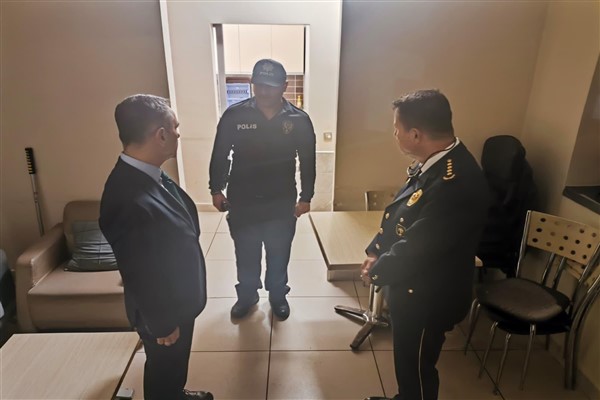 Vali Aktaş, Cengiz Topel Havalimanı Polis Noktasını ziyaret etti Vali Aktaş, Cengiz Topel Havalimanı Polis Noktasını ziyaret etti