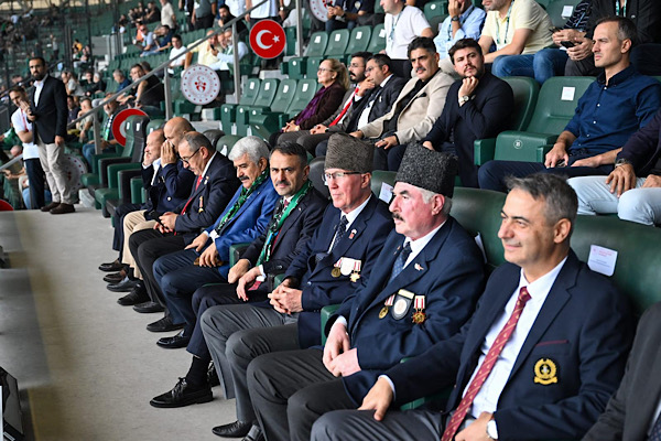 Vali Aktaş, Kocaelispor-Gaziantep FK maçını gazilerle izledi Vali Aktaş, Kocaelispor-Gaziantep FK maçını gazilerle izledi