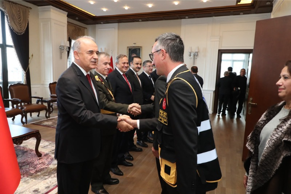 Vali Erol, Cumhuriyet Bayramı tebrikat törenine katıldı Vali Erol, Cumhuriyet Bayramı tebrikat törenine katıldı