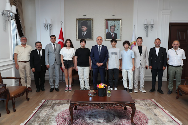 Vali Erol, LGS birincilerini ağırladı Vali Erol, LGS birincilerini ağırladı