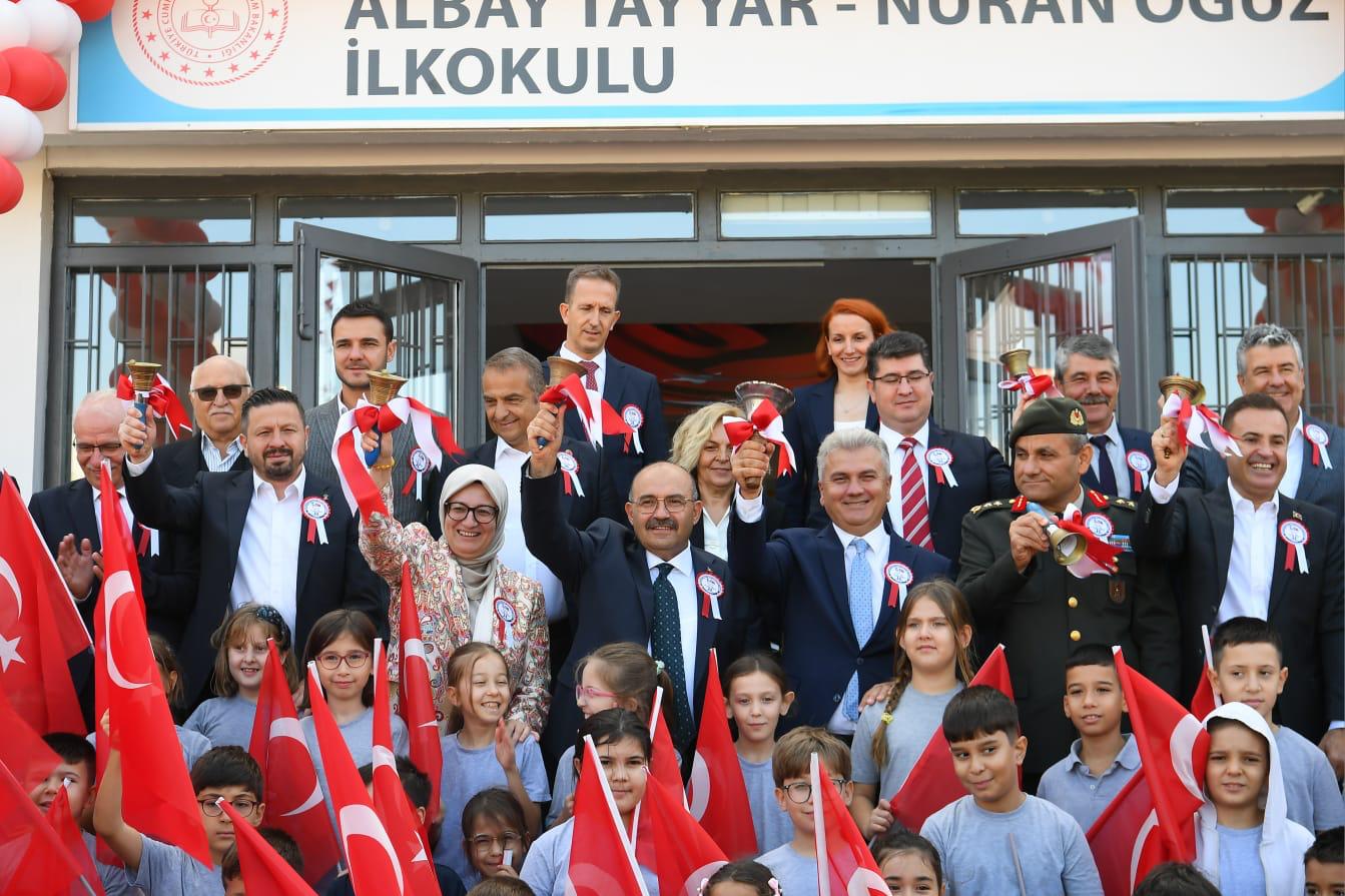 Vali Ustaoğlu, yeni eğitim-öğretim yılının ilk ders zilini çaldı Vali Ustaoğlu, yeni eğitim-öğretim yılının ilk ders zilini çaldı