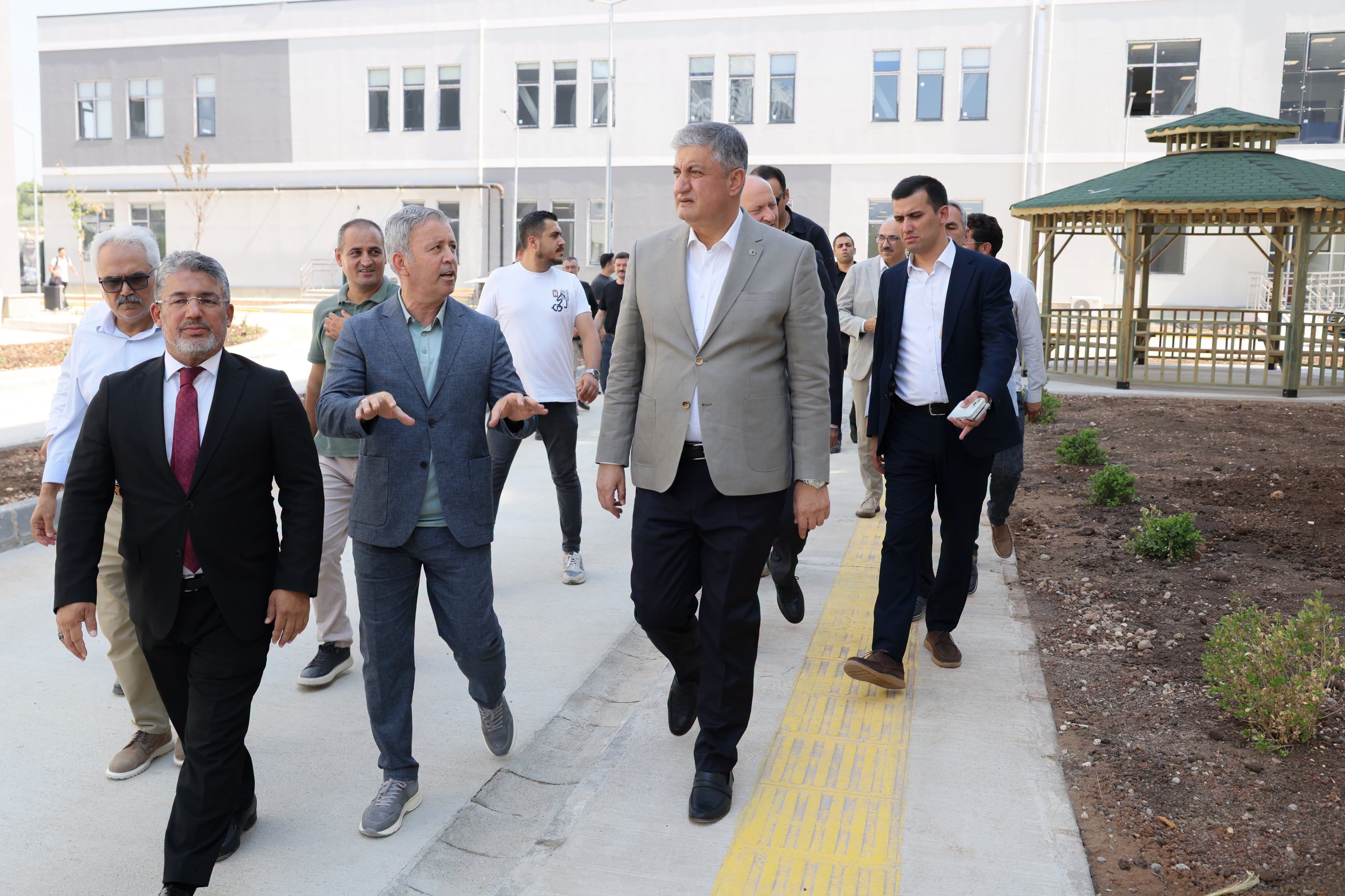 Vali Yavuz’dan yapımı tamamlanan öğrenci yurduna inceleme ziyareti Vali Yavuz’dan yapımı tamamlanan öğrenci yurduna inceleme ziyareti