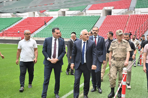 Vali Zorluoğlu Diyarbakır Stadı’ndaki çalışmaları inceledi Vali Zorluoğlu Diyarbakır Stadı’ndaki çalışmaları inceledi