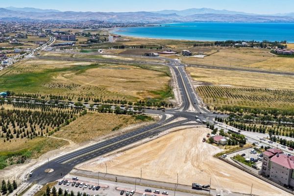 Van Gölü Sahil Yolu’nda üniversiteye kesintisiz ulaşım sağlandı Van Gölü Sahil Yolu’nda üniversiteye kesintisiz ulaşım sağlandı