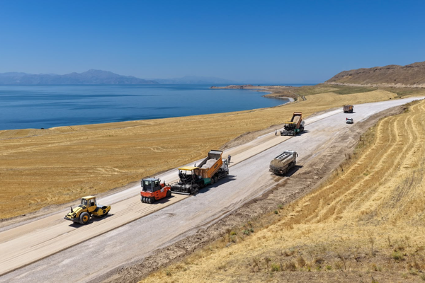 Van Gölü Sahil Yolu’nun Çitören-Ayanis etabında asfalt serimine geçildi Van Gölü Sahil Yolu’nun Çitören-Ayanis etabında asfalt serimine geçildi