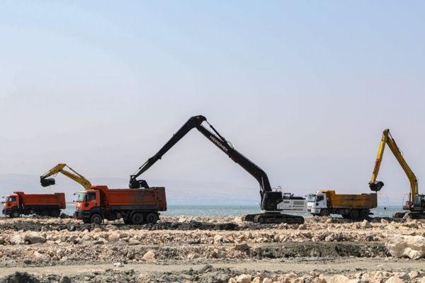 Van Gölü’nde dip çamuru temizliği sürüyor Van Gölü’nde dip çamuru temizliği sürüyor