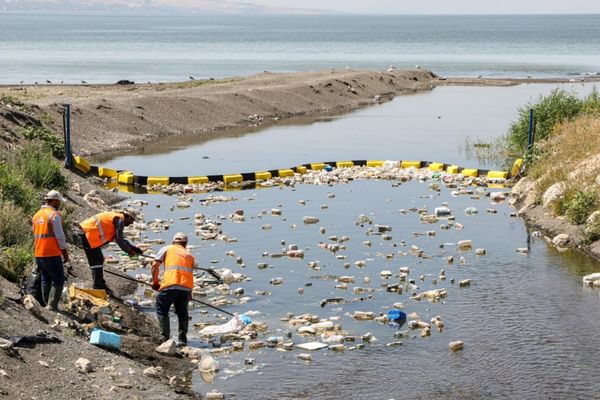 Van Gölü’ne atık geçişi yüzer bariyerlerle önleniyor Van Gölü’ne atık geçişi yüzer bariyerlerle önleniyor
