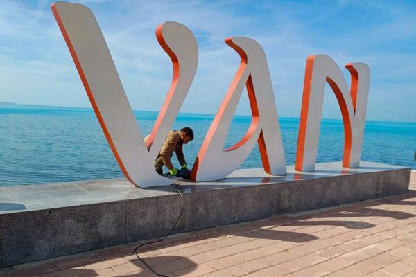 Van Sahil Yolu’na “Van Hatırası” görseli yerleştirildi Van Sahil Yolu’na “Van Hatırası” görseli yerleştirildi