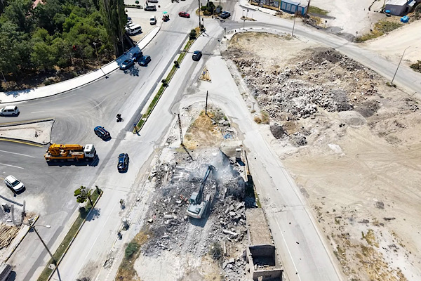 Van'da Hatuniye Caddesi'nin ikinci etabında yıkım çalışmaları sürüyor Van'da Hatuniye Caddesi'nin ikinci etabında yıkım çalışmaları sürüyor