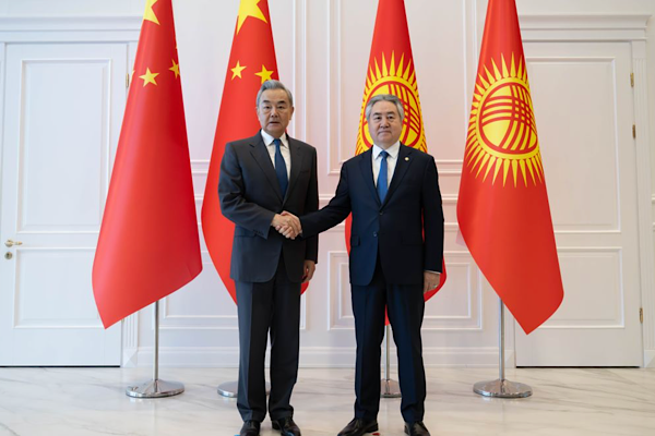 Wang Yi, Kırgız mevkidaşı Kulubaev ile görüştü Wang Yi, Kırgız mevkidaşı Kulubaev ile görüştü