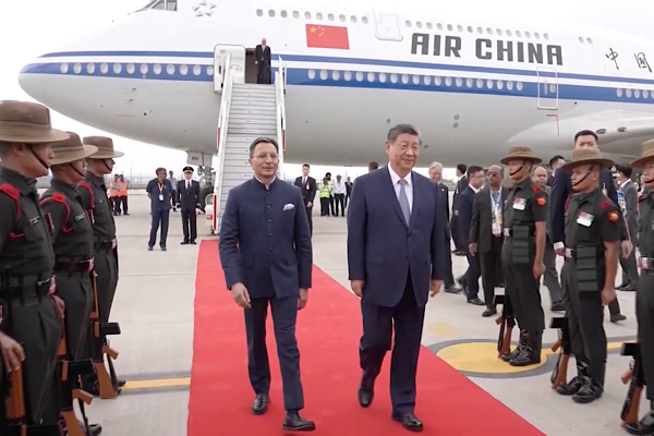 Xi, BRICS zirvesi için Hindistan'a geldi. Xi, BRICS zirvesi için Hindistan'a geldi.