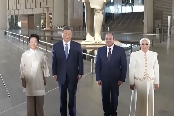 Xi Jinping Mısır’daki Büyük Mısır Müzesi’ni ziyaret etti Xi Jinping Mısır’daki Büyük Mısır Müzesi’ni ziyaret etti