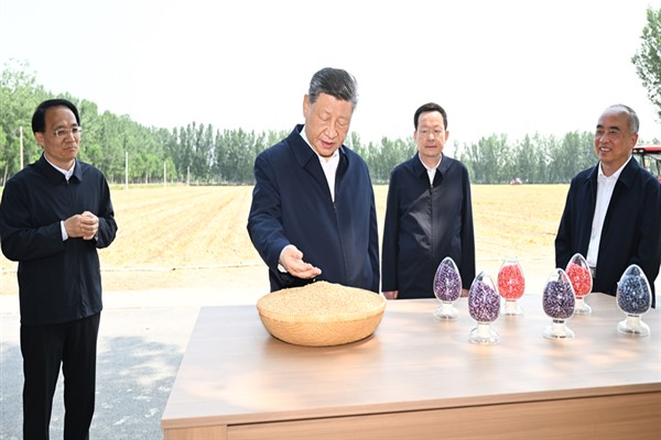 Xi, Shandong’daki köylerde incelemelerde bulundu Xi, Shandong’daki köylerde incelemelerde bulundu