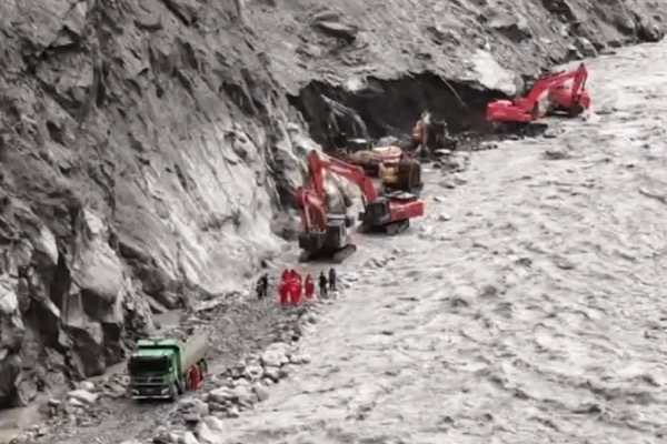 Xizang’da heyelanda hayatını kaybedenleri anma töreni düzenlendi Xizang’da heyelanda hayatını kaybedenleri anma töreni düzenlendi