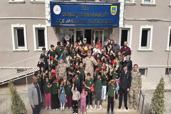 Yemişli Ortaokulu öğrencilerinden jandarmaya ziyaret Yemişli Ortaokulu öğrencilerinden jandarmaya ziyaret