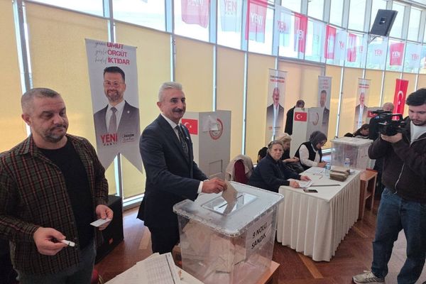 YENİ Parti Bursa'da sandık başında YENİ Parti Bursa'da sandık başında