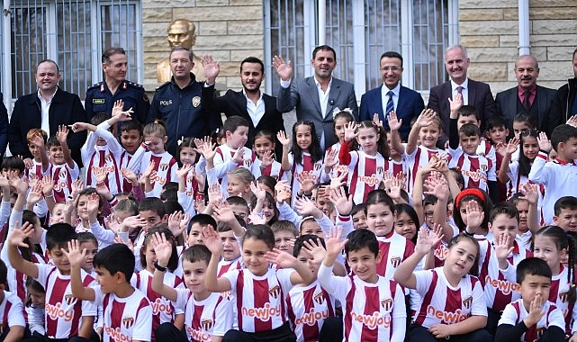 Yeniceköy'de 750 Öğrenci İnegölspor Formasına Kavuştu Yeniceköy'de 750 Öğrenci İnegölspor Formasına Kavuştu