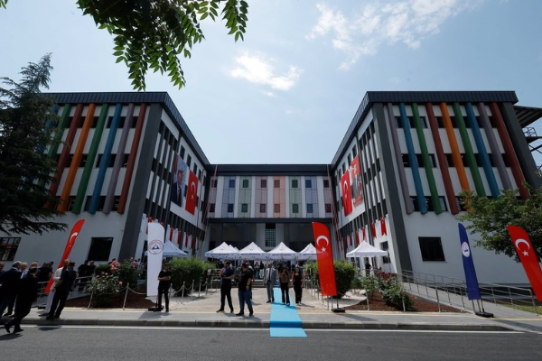 Yenilenen Kadir Has Merkez Kütüphanesi hizmete açıldı Yenilenen Kadir Has Merkez Kütüphanesi hizmete açıldı