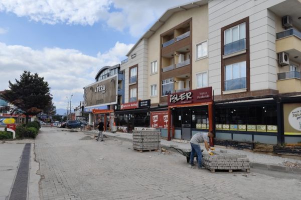 Yenişehir’de tahrip olan parkeler yenileniyor Yenişehir’de tahrip olan parkeler yenileniyor