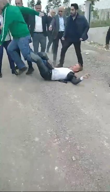 Yerde yuvarlanması tepki çeken AK Partili meclis üyesi görevinden istifa etti Yerde yuvarlanması tepki çeken AK Partili meclis üyesi görevinden istifa etti