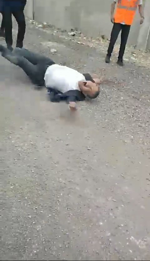 Yerde yuvarlanması tepki çeken AK Partili meclis üyesi görevinden istifa etti Yerde yuvarlanması tepki çeken AK Partili meclis üyesi görevinden istifa etti
