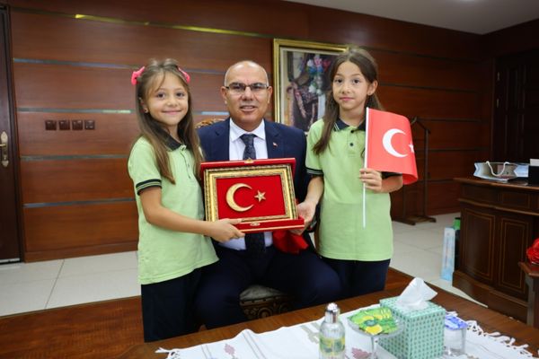 Yere düşen Türk bayrağını kaldıran öğrenci valilikte ağırlandı Yere düşen Türk bayrağını kaldıran öğrenci valilikte ağırlandı